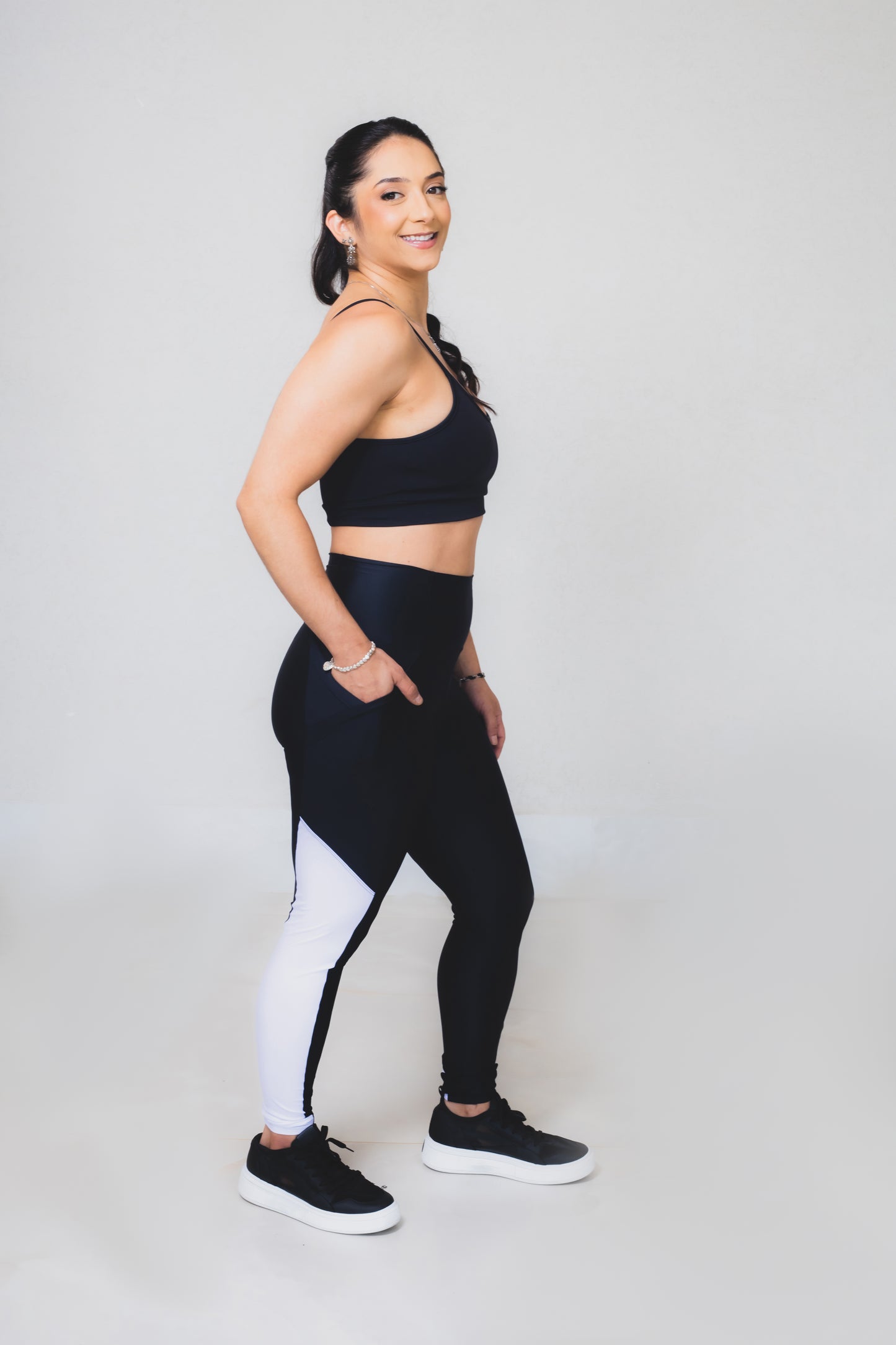 legging Tulipa Preta e Branca detalhe lateral